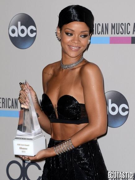 E! &quot; Penampilan Artis-Artis Hot Wanita di Red Carpet American Music Award &quot;