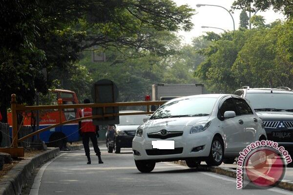 AGAN2 SETUJU GA KLU SPARATOR BUSWAY DIBIKIN SETINGGI ORNG DEWASA KRNG LBH 150CM