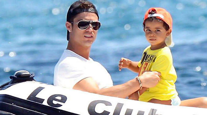 Kisah CR7: Punya Anak dari Wanita Misterius &#91;4&#93;