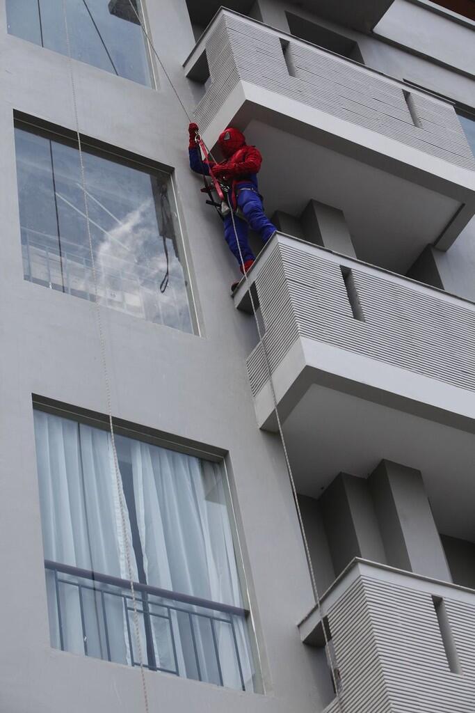 Pernah liat Spiderman versi Indonesia? Ini dia gan Spiderman Dari Kota Solo~