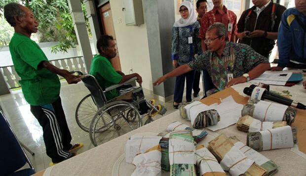 FOTO-FOTO Inilah Pengemis Kaya, Dua Pekan Mengemis Dapat Rp 25 Juta.
