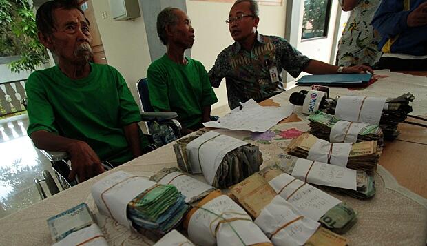 FOTO-FOTO Inilah Pengemis Kaya, Dua Pekan Mengemis Dapat Rp 25 Juta.