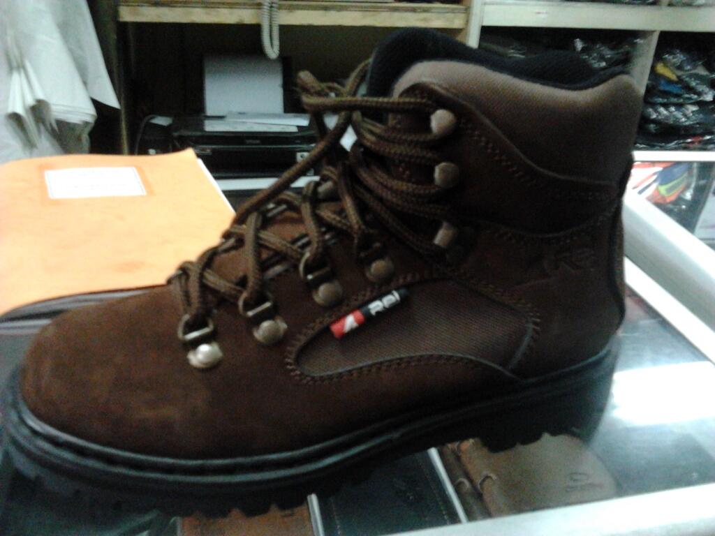 Sepatu Gunung REI & Boogie