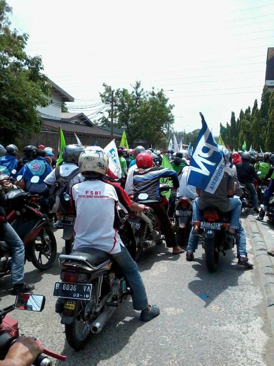 Foto-Foto demo buruh di Jl. Yos Sudarso Klp gading