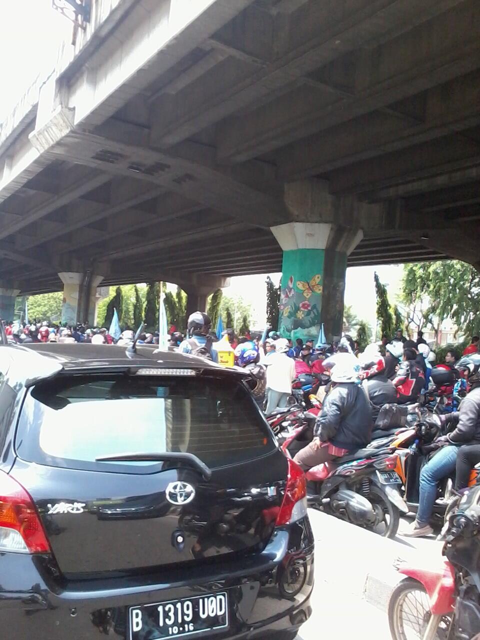 Foto-Foto demo buruh di Jl. Yos Sudarso Klp gading