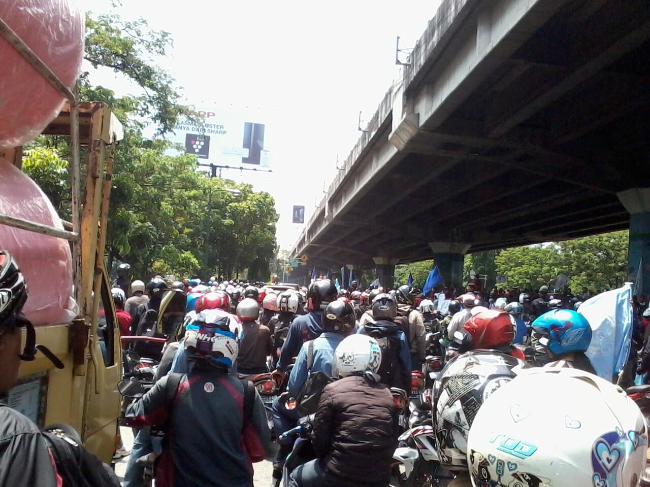 Foto-Foto demo buruh di Jl. Yos Sudarso Klp gading