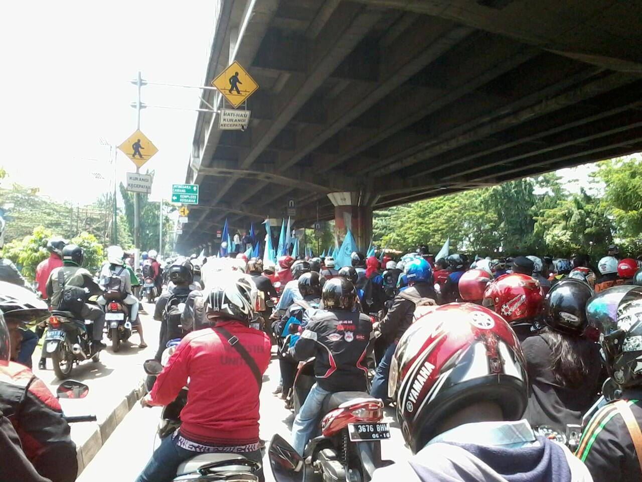 Foto-Foto demo buruh di Jl. Yos Sudarso Klp gading