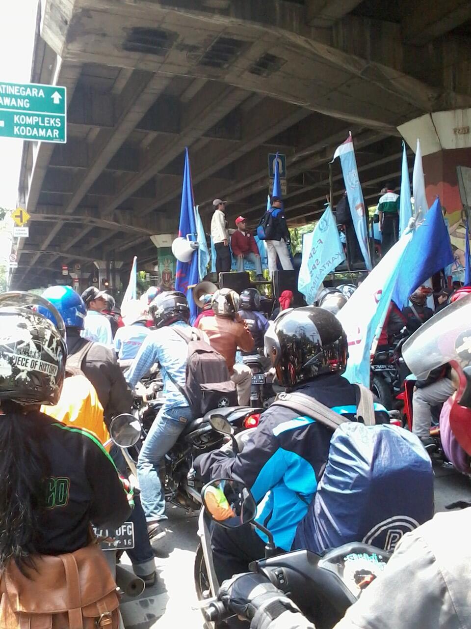 Foto-Foto demo buruh di Jl. Yos Sudarso Klp gading