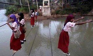 Begitu semangatnya adik-adik kita berangkat ke sekolah...