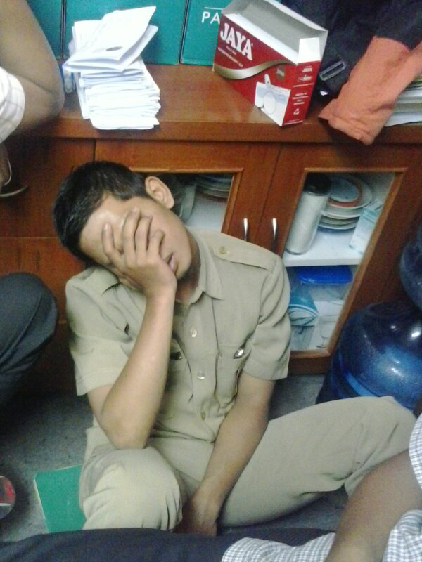 SETELAH SEHARIAN BEKERJA, EH.... TIDUR DI GUDANG DEH.....