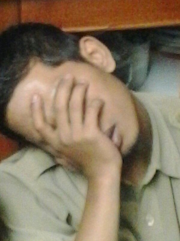 SETELAH SEHARIAN BEKERJA, EH.... TIDUR DI GUDANG DEH.....