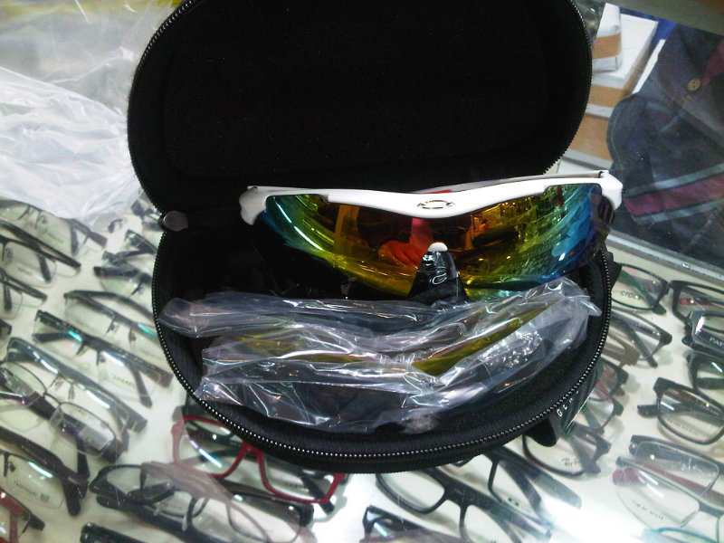 JUAL kacamata Oakley Quantum 6 Lens.kw super.fullset.COD rs islam cmpka putih.jakpus.