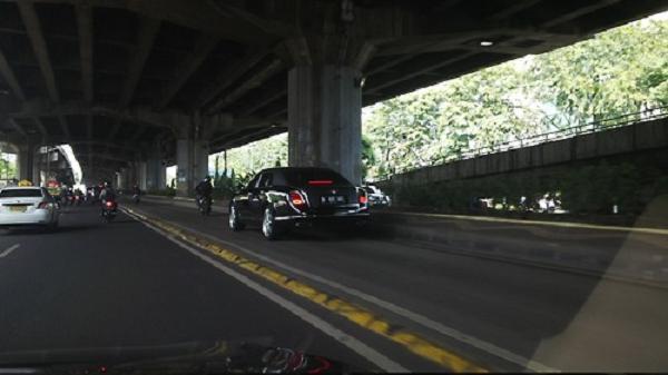 Mobil-Mobil Keren Yang Nyelonong Lewat Jalur Busway