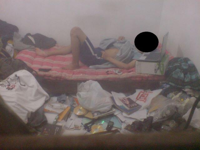 Kondisi kamar ane kayak gini gan :matabelo