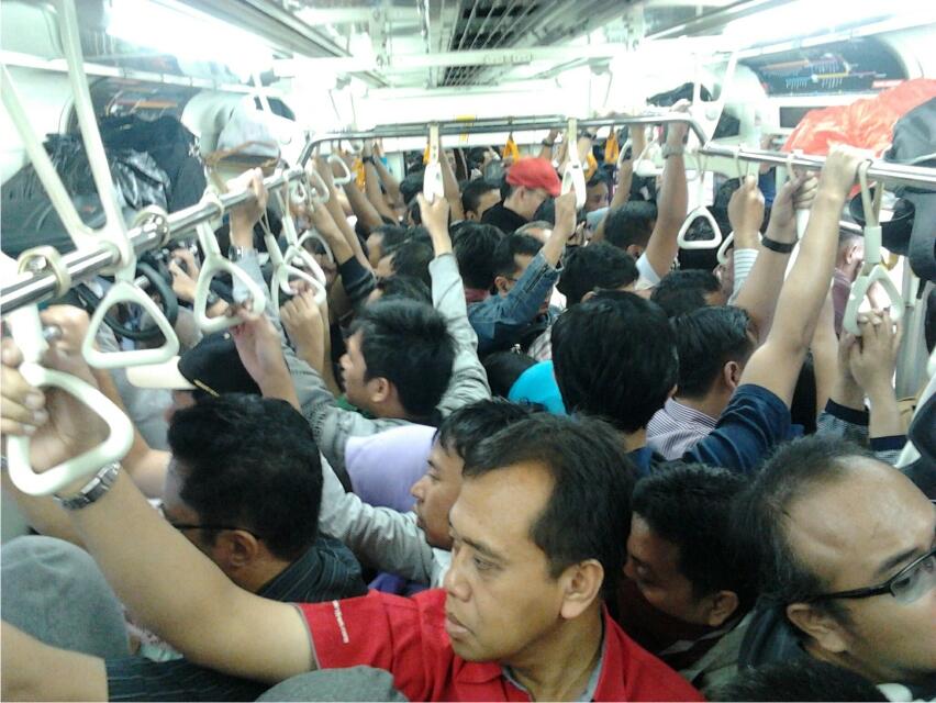 Buruknya Manajemen Commuter Line 