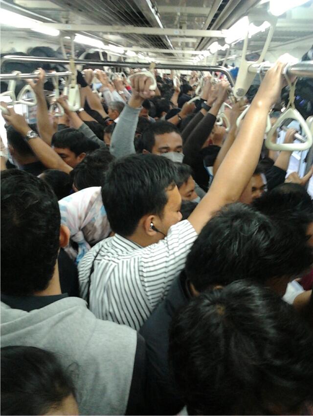 Buruknya Manajemen Commuter Line 