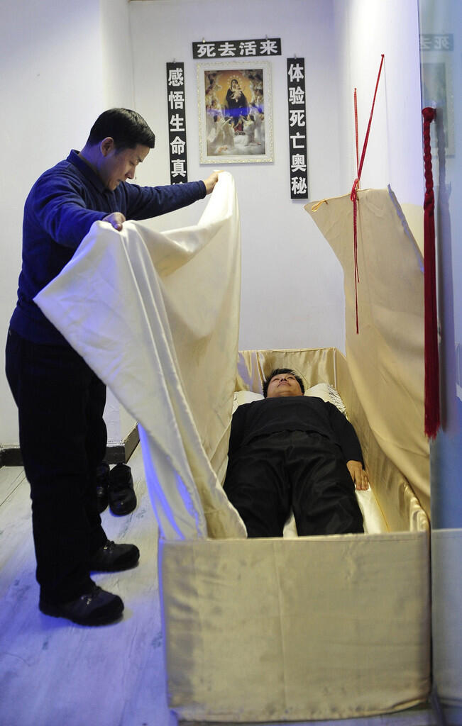 Terapi pura-pura mati sedang populer di China