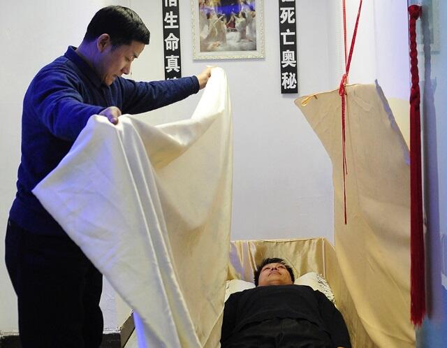 Terapi pura-pura mati sedang populer di China