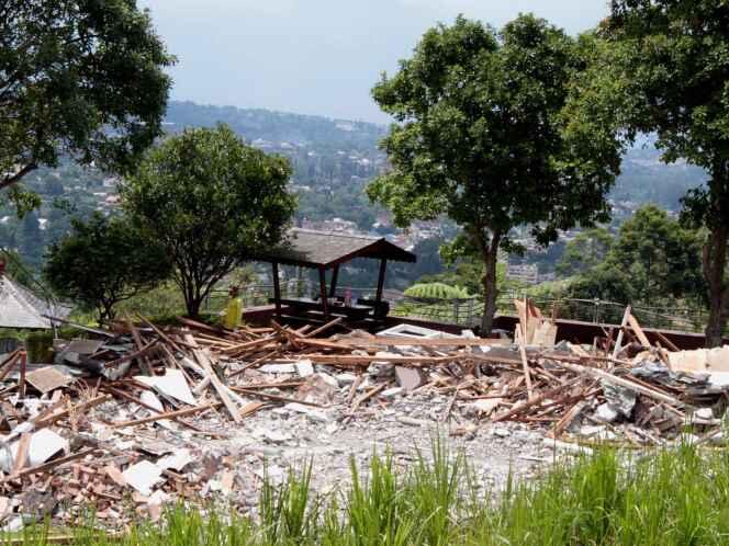 Ane Dukung Nih Pembongkarang Vila di Puncak