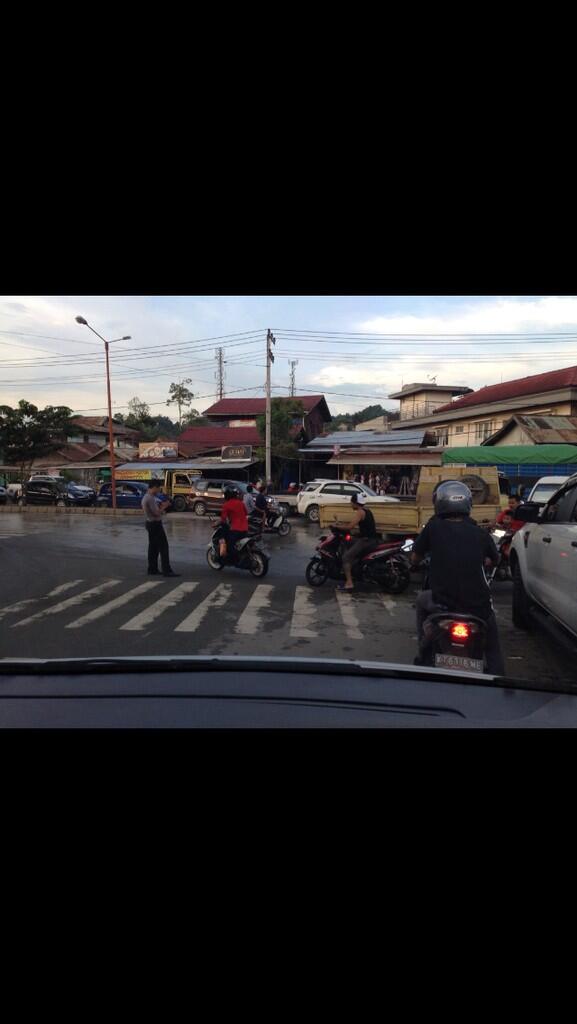 Pak Pol ini mau di siram kopi juga ya? Jalanan macet malah asik bbm-an
