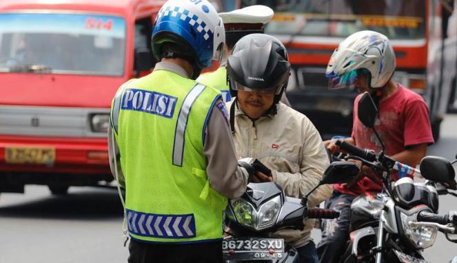 Razia Lalulintas, Tiga Polisi di Bandung Ditusuk