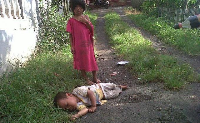 Dimana Pemerintah? Dua Balita Terlantar di Gubuk Kumuh bersama 4nj1ng dan bebek