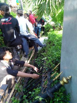 ( Mewek Gan ) Buruh Klaim Tak Sengaja Robohkan Pagar Balaikota Jakarta