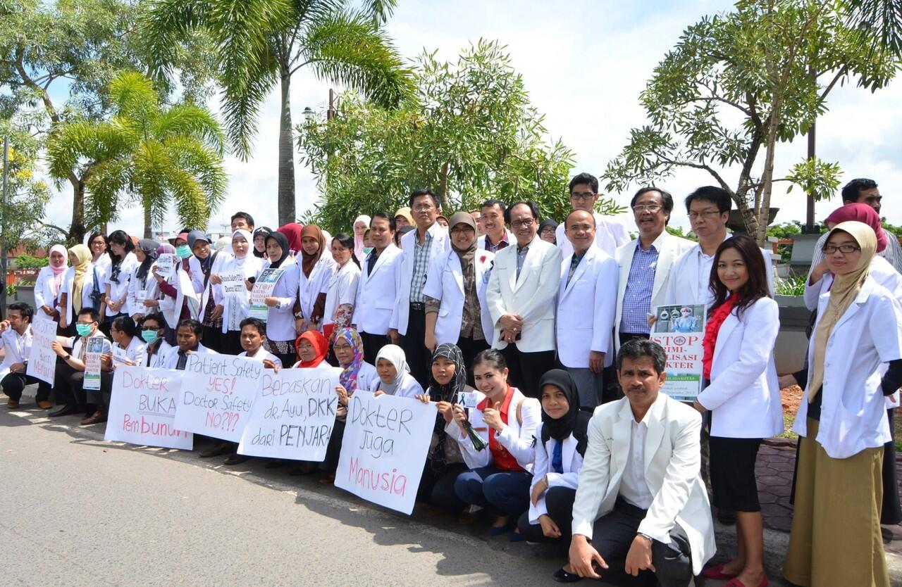 "Mari ucapkan terima kasih kepada dokter Indonesia, hari ini.."