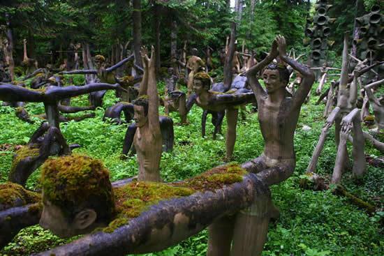 Kutukan Seni di Veijo Rönkkönen Finlandia