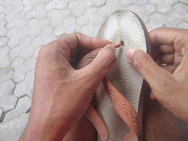 memanfaatkan dan benerin sandal jepit agan yang putus