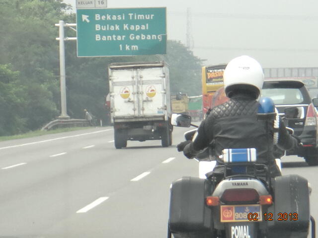 motor besar polisi militer lewat tol cikampek arah jakarta