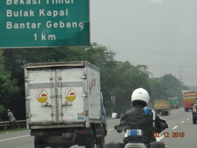 motor besar polisi militer lewat tol cikampek arah jakarta