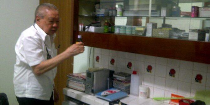 Solo punya dr Lo, Jakarta ada dr Bob &#91; Kisah pengabdian tanpa batas dokter Lo &#93;