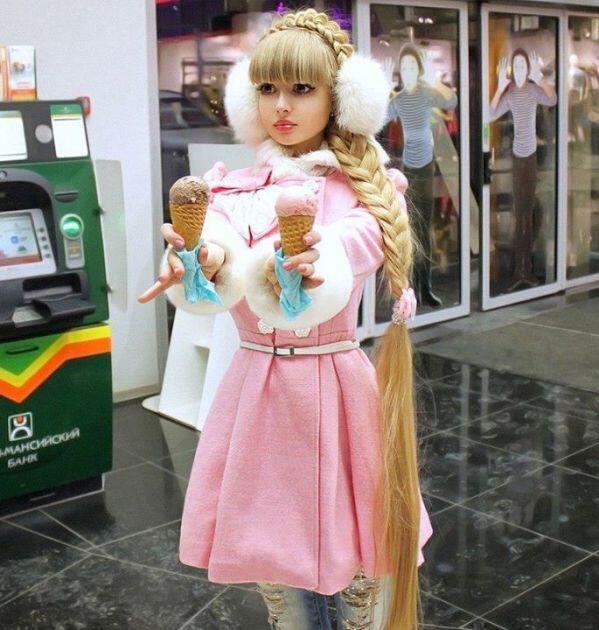 10 Sosok Manusia Yang Memilih Menjadi Boneka Hidup