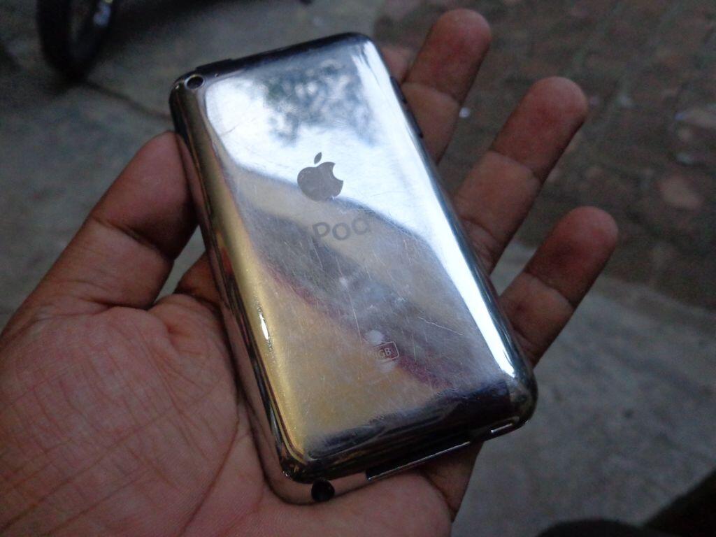 iPod touch 4th 8gb muluss murah hanya 750rb