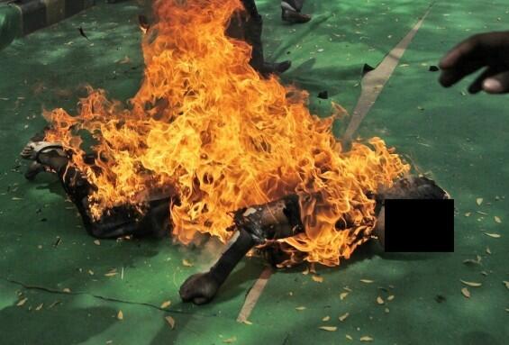 wanita bakar diri sendiri selepas dicerai