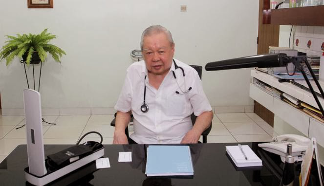 Kisah Dokter Lo, Dokter Gratis Dari Solo