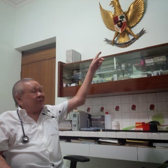 Kisah Dokter Lo, Dokter Gratis Dari Solo