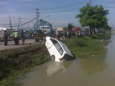 Mobil Avanza Tercebur Sungai di Demak, 6 Orang Tewas