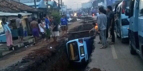 Angkot masuk gorong2 di serpong