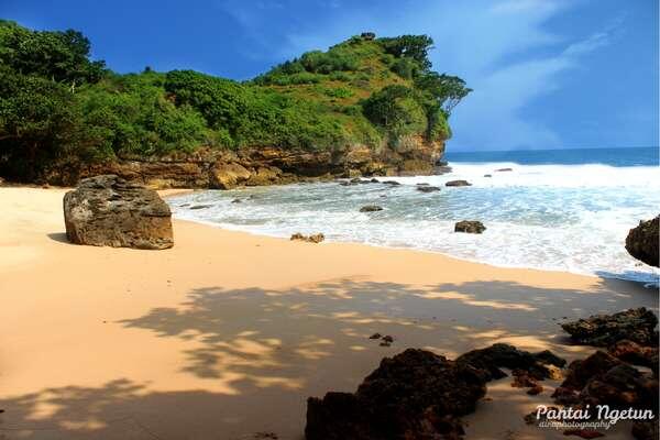 Pantai Ngetun nan indah alami