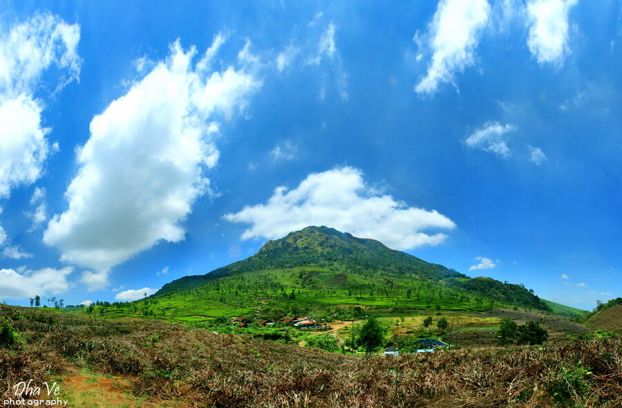 5 GUNUNG YANG NYAMAN UNTUK DIDAKI PENDAKI WANITA