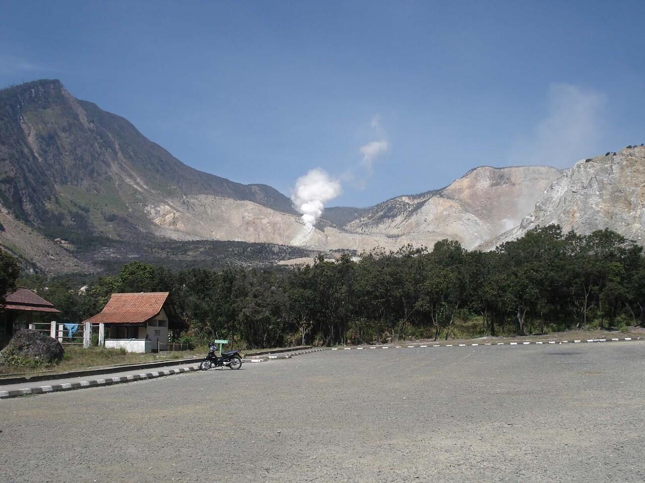 5 GUNUNG YANG NYAMAN UNTUK DIDAKI PENDAKI WANITA