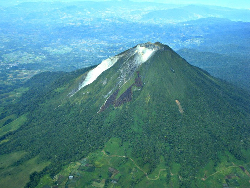 5 GUNUNG YANG NYAMAN UNTUK DIDAKI PENDAKI WANITA