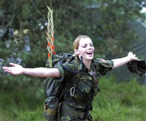 Cantiknya Tentara Wanita dari Berbagai Negara