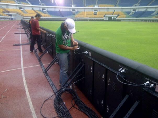 stadion ini akan menjadi stadion pertama di indonesia yang memakai Advertisement LED