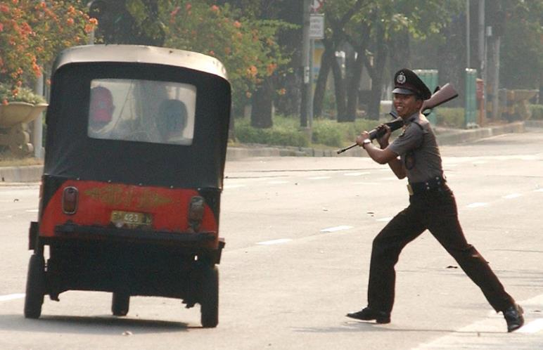 kendaraan unik setara supercar di jalan raya jakarta