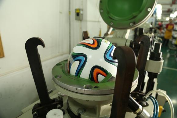 &#91;HOT&#93; Proses Pembuatan Brazuca, Bola Resmi Piala Dunia 2014