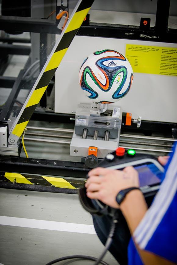 &#91;HOT&#93; Proses Pembuatan Brazuca, Bola Resmi Piala Dunia 2014