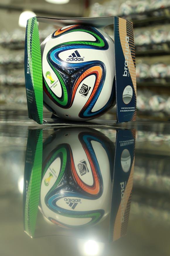 &#91;HOT&#93; Proses Pembuatan Brazuca, Bola Resmi Piala Dunia 2014